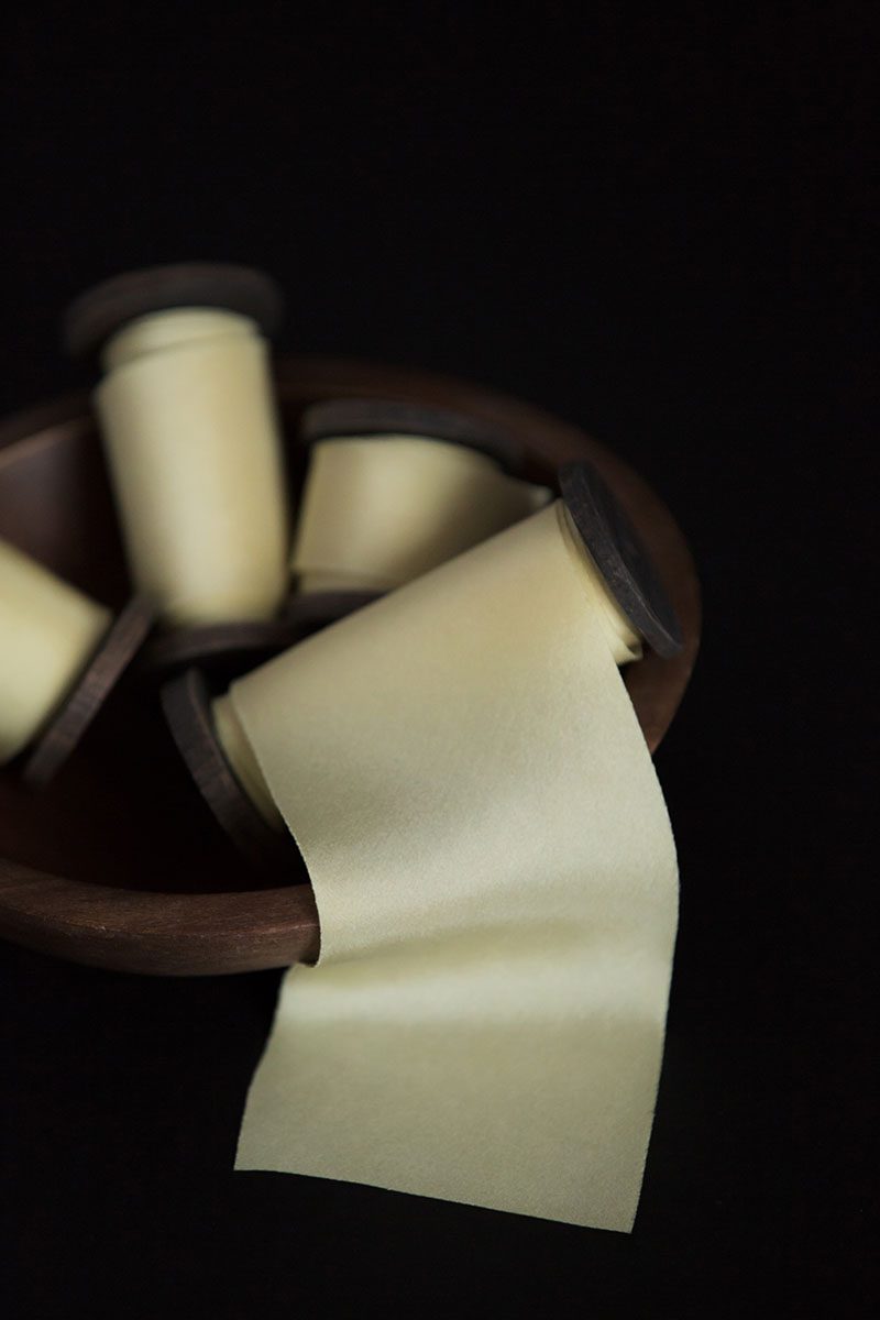 Шелковая лента для букета окрашенная вручную растениями и натуральными красителями bias cut habotai silk ribbon