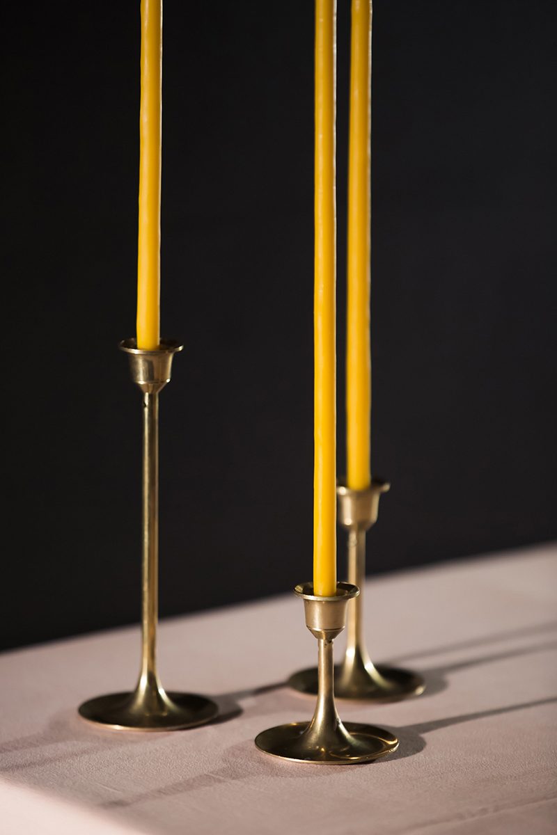 Длинные тонкие свечи ручной работы сделаны методом кунания из натурального желтого или белого пчелиного воска в Москве.