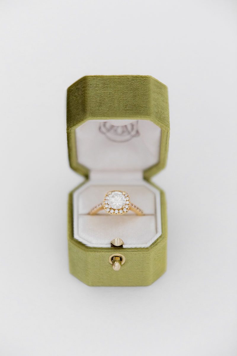 Элегантная коробочка для помолвочного кольца из бархата и кожи на заказ