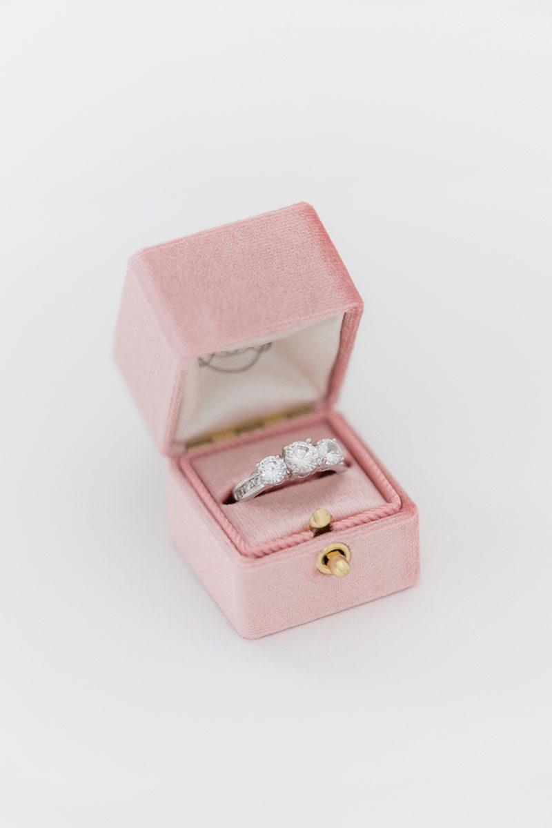 Элегантная коробочка для помолвочного кольца из бархата и кожи на заказ